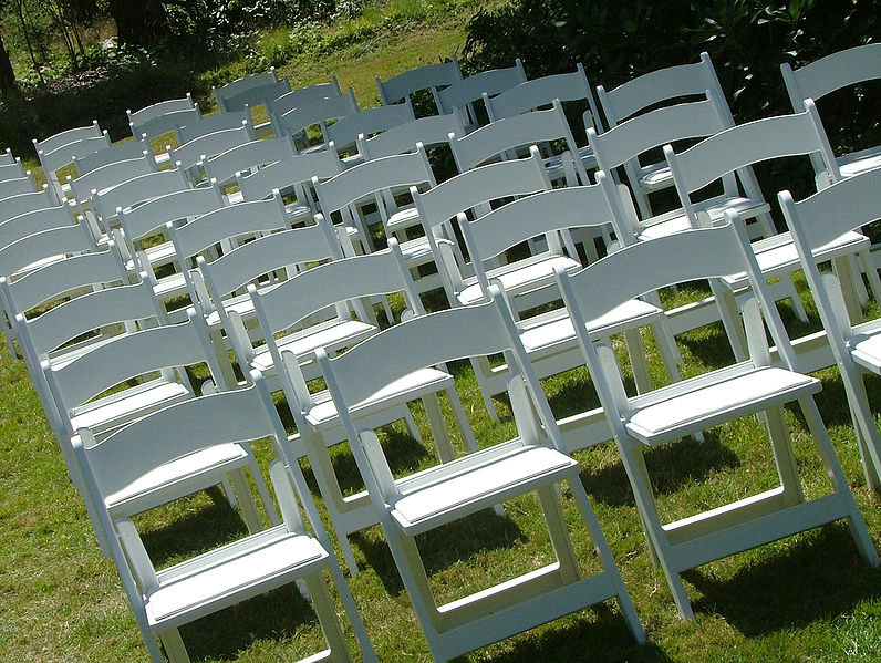 796px-Outdoor_Wedding_Chairs_2816px